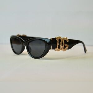 Elegant Black and Gold Cat-Eye Sunglasses with Luxurious Arms